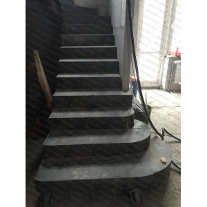 Металлическая лестница с пригласительными ступенями